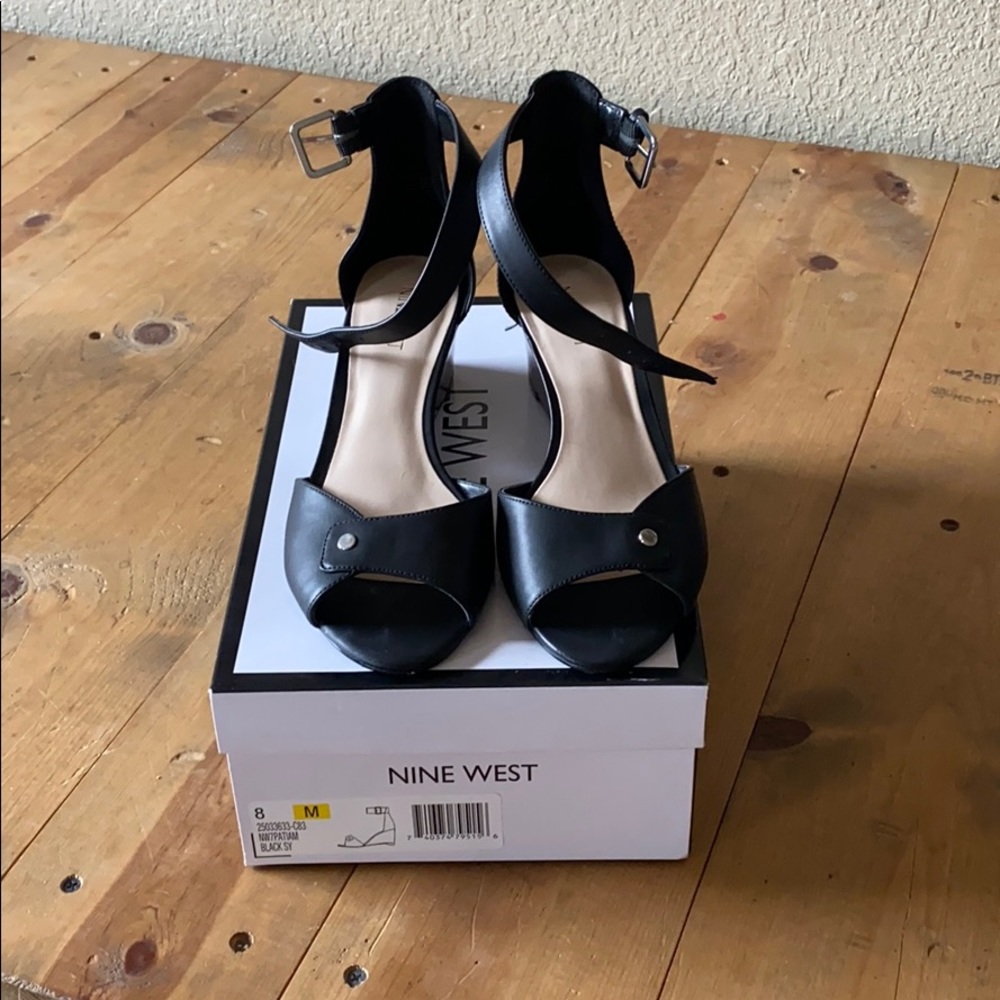 Size 8 Black Nine West women’s buckle shoe